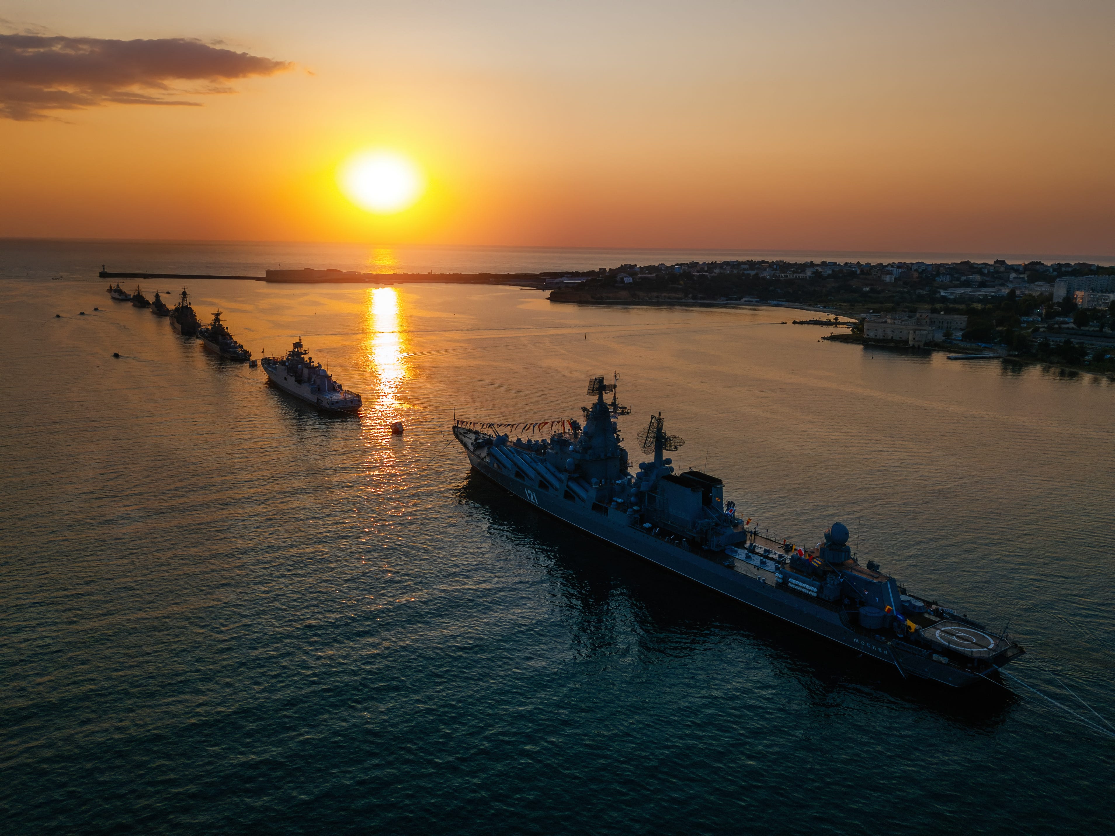 Санкт петербург черное море. Военные корабли в бухте России. Черное море Севастополь. Русский военный корабль на Украине. Бухта Голландия Севастополь.