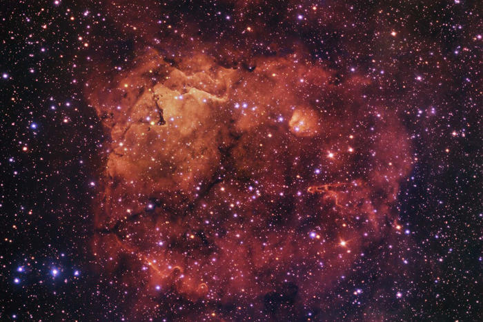 una nebulosa con forma de pez koi fue captada por el potente observatorio europeo de chile