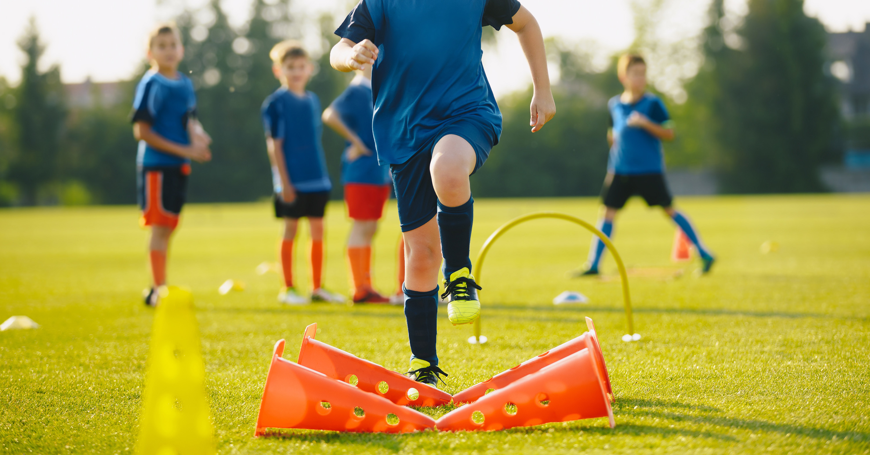 Тренировочный процесс детей. Детский футбол тренировки. Футбол дети. Футбольная тренировка детей. Тренировка по футболу для детей.