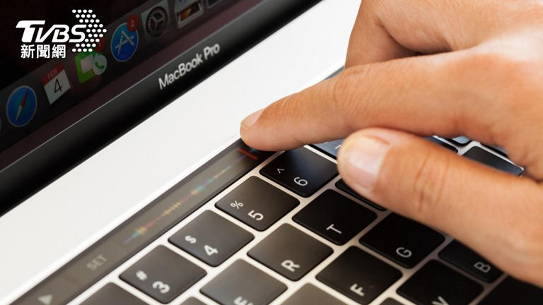 蘋果將2017年2款配置Touch Bar的MacBook Pro列為過時產品。（示意圖／shutterstock 達志影像）