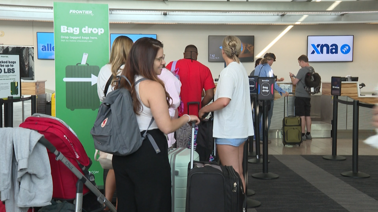 travelers in line at xna
