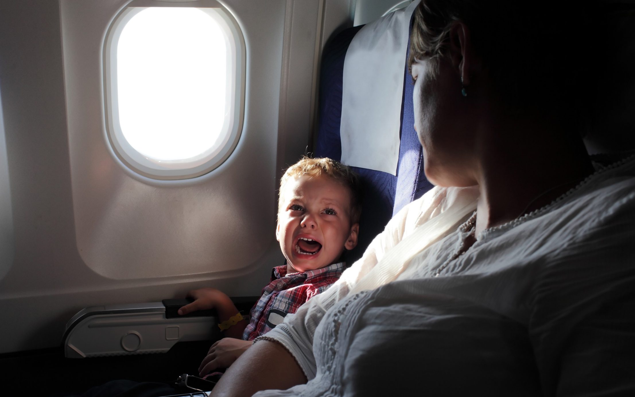 Самолеты для 1 ребенка. Соседи в самолете. Маленькие дети в самолете. Жирный ребёнок в самолете. Самолет с лицом человека.