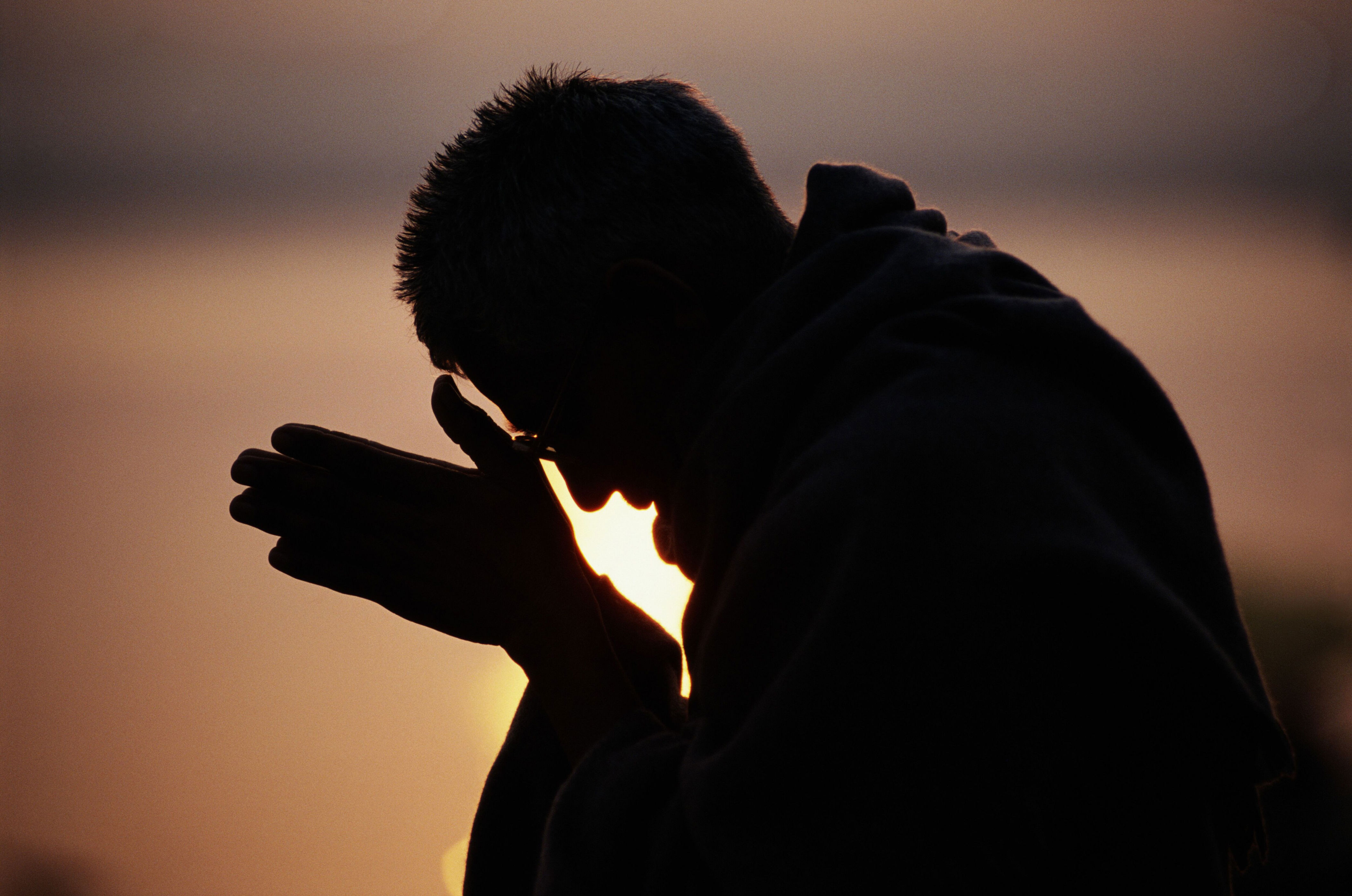 Черное прощение. Человек раскаивается. Человек молится. Парень молится. Молиться Богу.