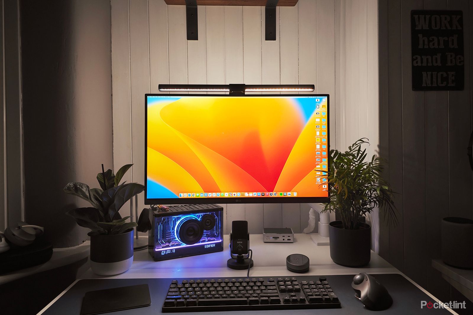 The Best Monitor Deals: Save up to $500 on a 32-inch LG monitor