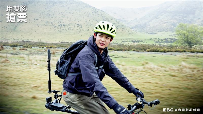 崔珉豪靠蠻力騎自行車，體力耗盡險休克。（圖／東森提供）