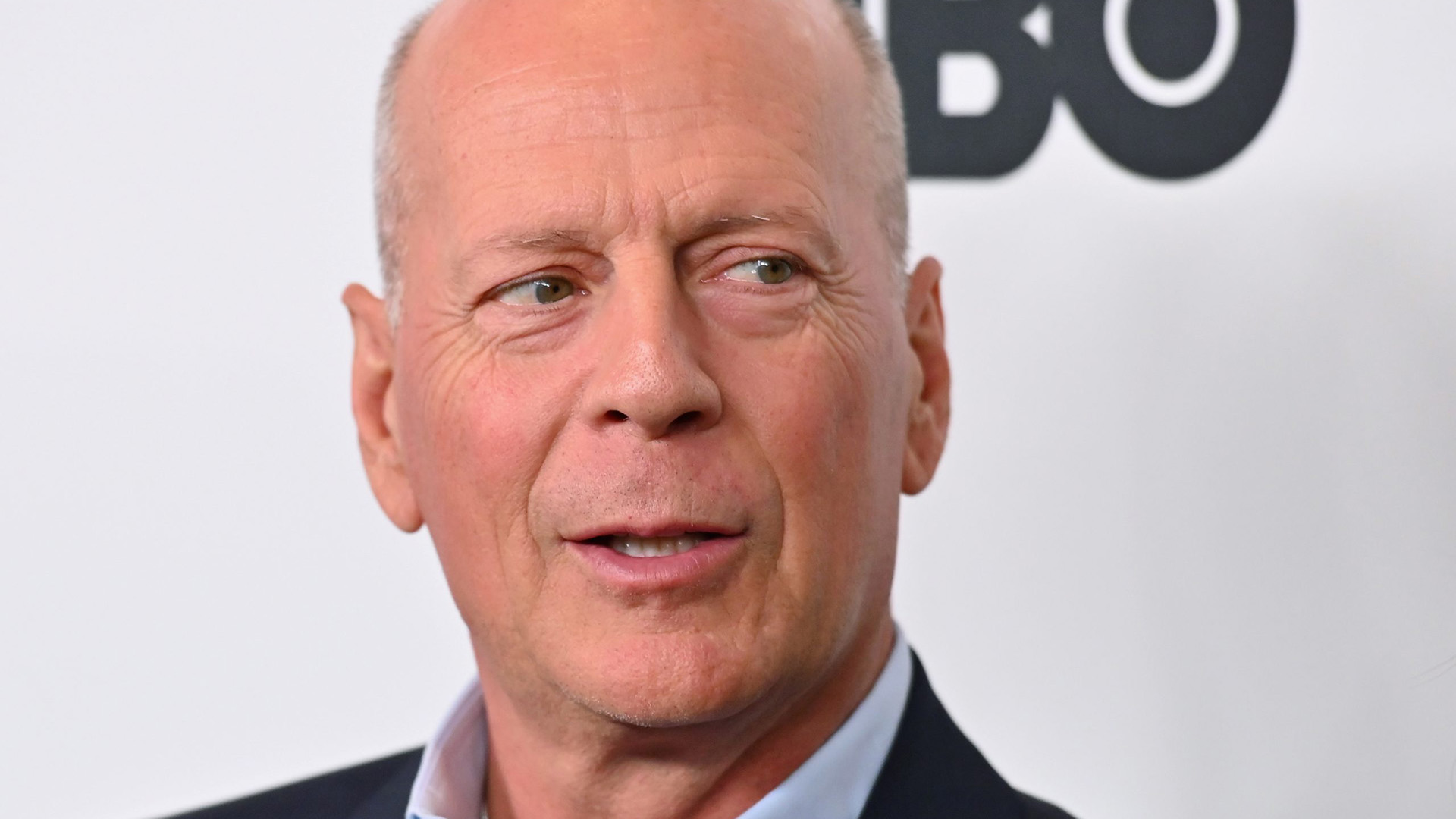 <p>Bruce Willis, infelizmente, teve que se aposentar, há algum tempo, devido à que sofre de demência frontotemporal, uma doença incurável. Ele nunca recebeu uma indicação ao Oscar.</p>