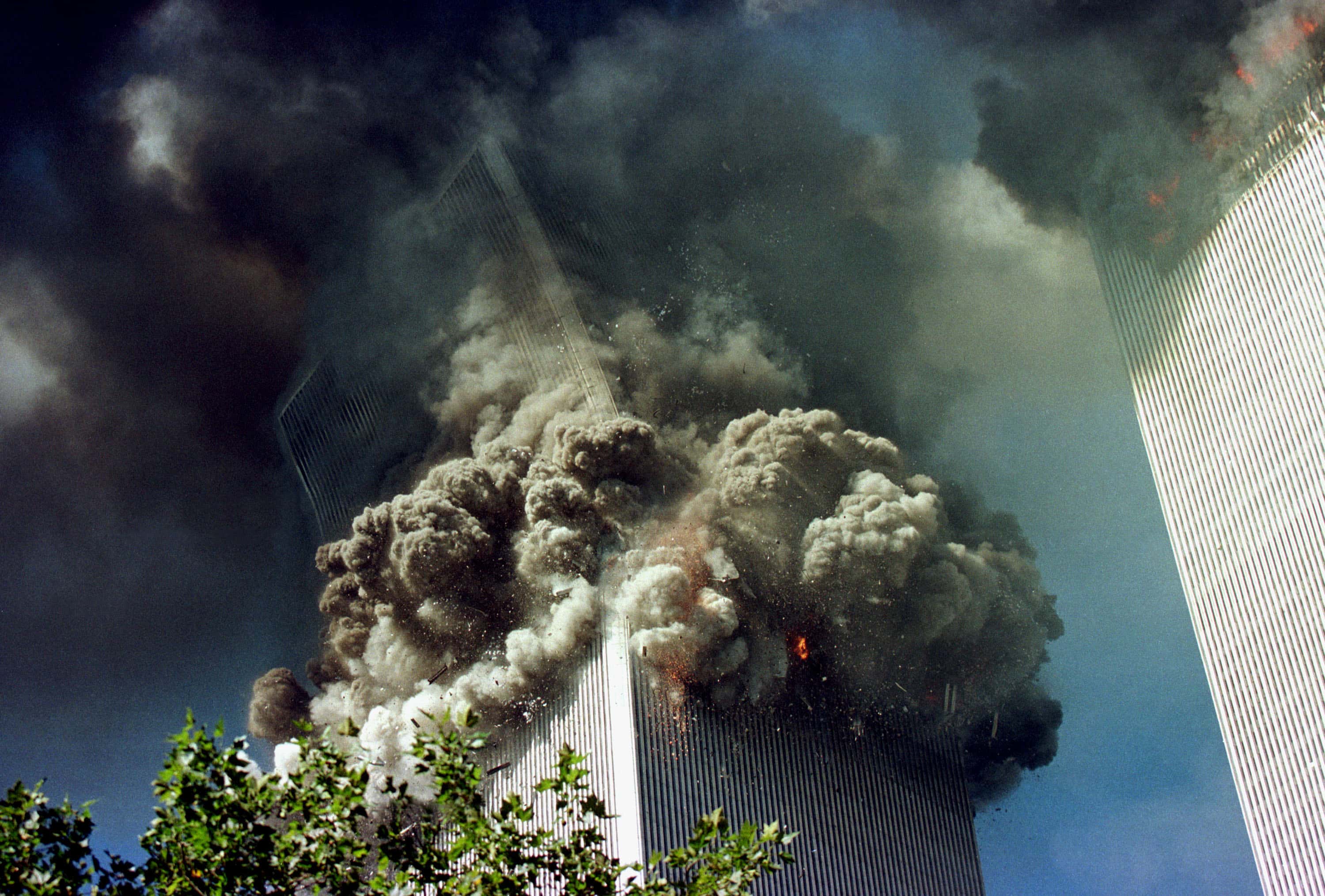 Теракт 11 сентября 2001 сколько погибло людей. Башни-Близнецы 11 сентября 2001. Взрыв башен близнецов 11 сентября 2001.