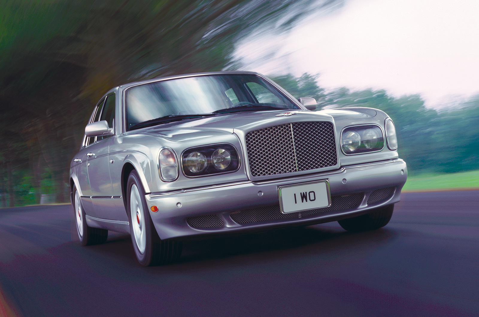 <p>Named after one of the sweeping turns at Le Mans, the heavyweight <strong>Arnage </strong>had immense presence and massive power from its twin-turbo BMW V8 engine. It wasn't long before the classic <strong>6.75-liter Rolls-Royce </strong>V8 was also offered in single-turbo form. When this powerplant was introduced the two editions became known as the <strong>Green Label </strong>(BMW engine) and the <strong>Red Label </strong>(Bentley powerplant).</p>