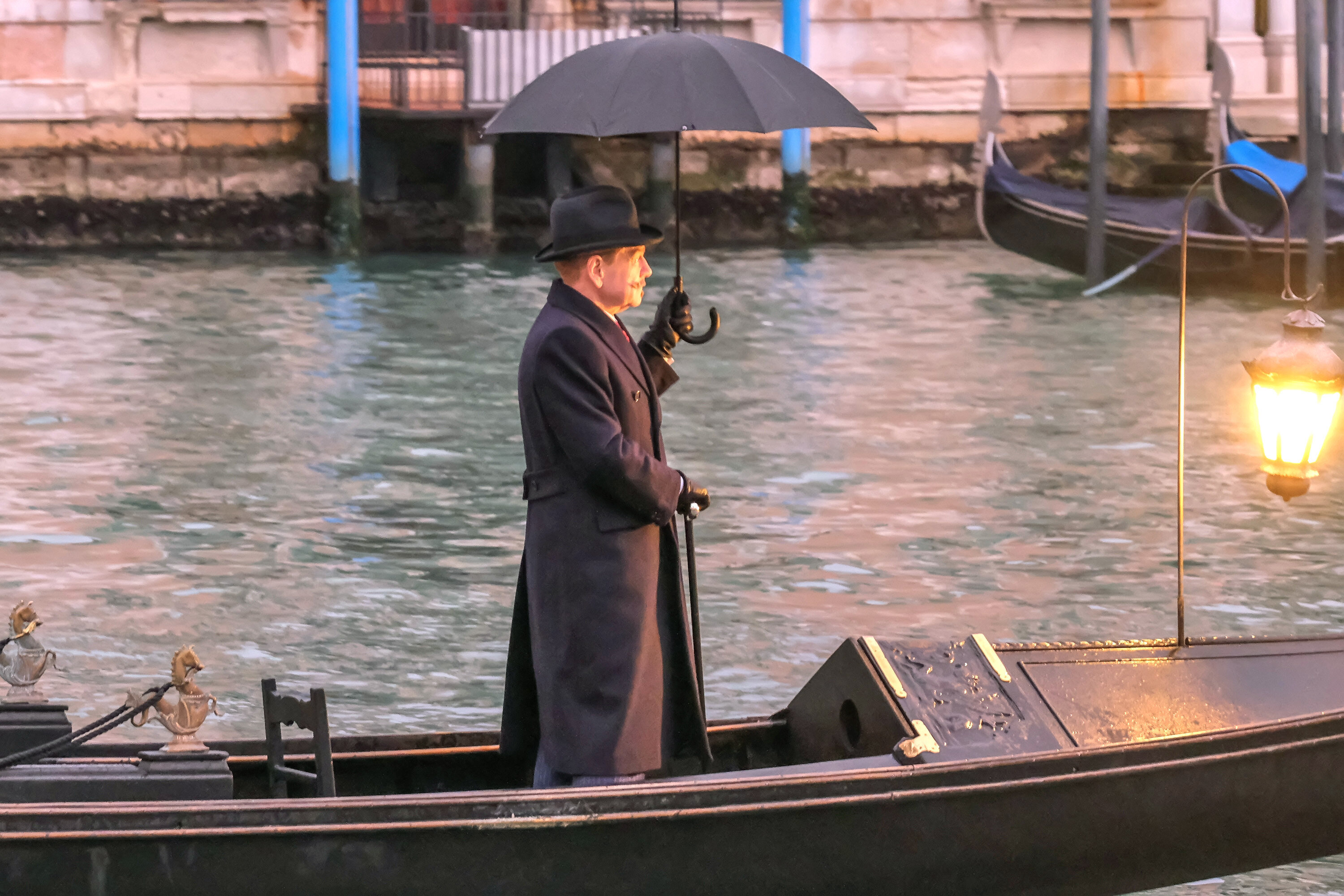 Призраки венеции трейлер. Пуаро 2023 призраки в Венеции. Призраки в Венеции Эркюль Пуаро.