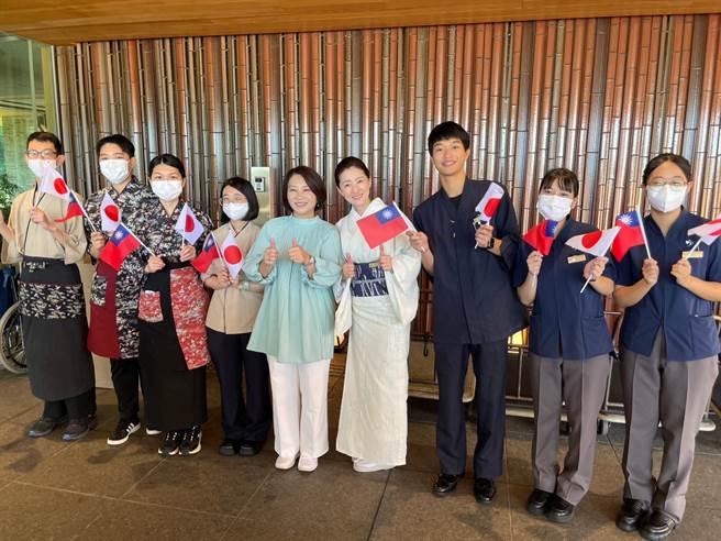 周春米巧遇台灣實習學生，受到熱烈歡迎。(屏縣府提供)