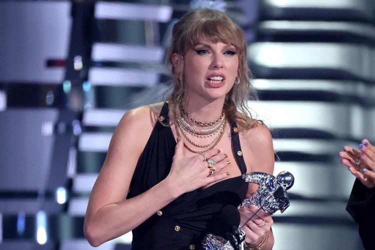 Bergandengan Tangan, Taylor Swift Makan Malam dengan Travis Kelce ke-2