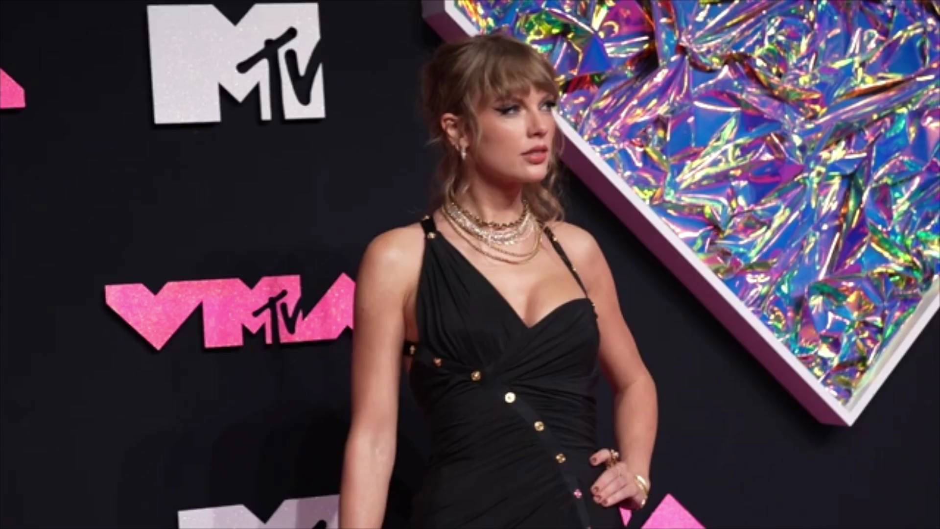 Taylor Swift takes home top prize at MTV VMAs