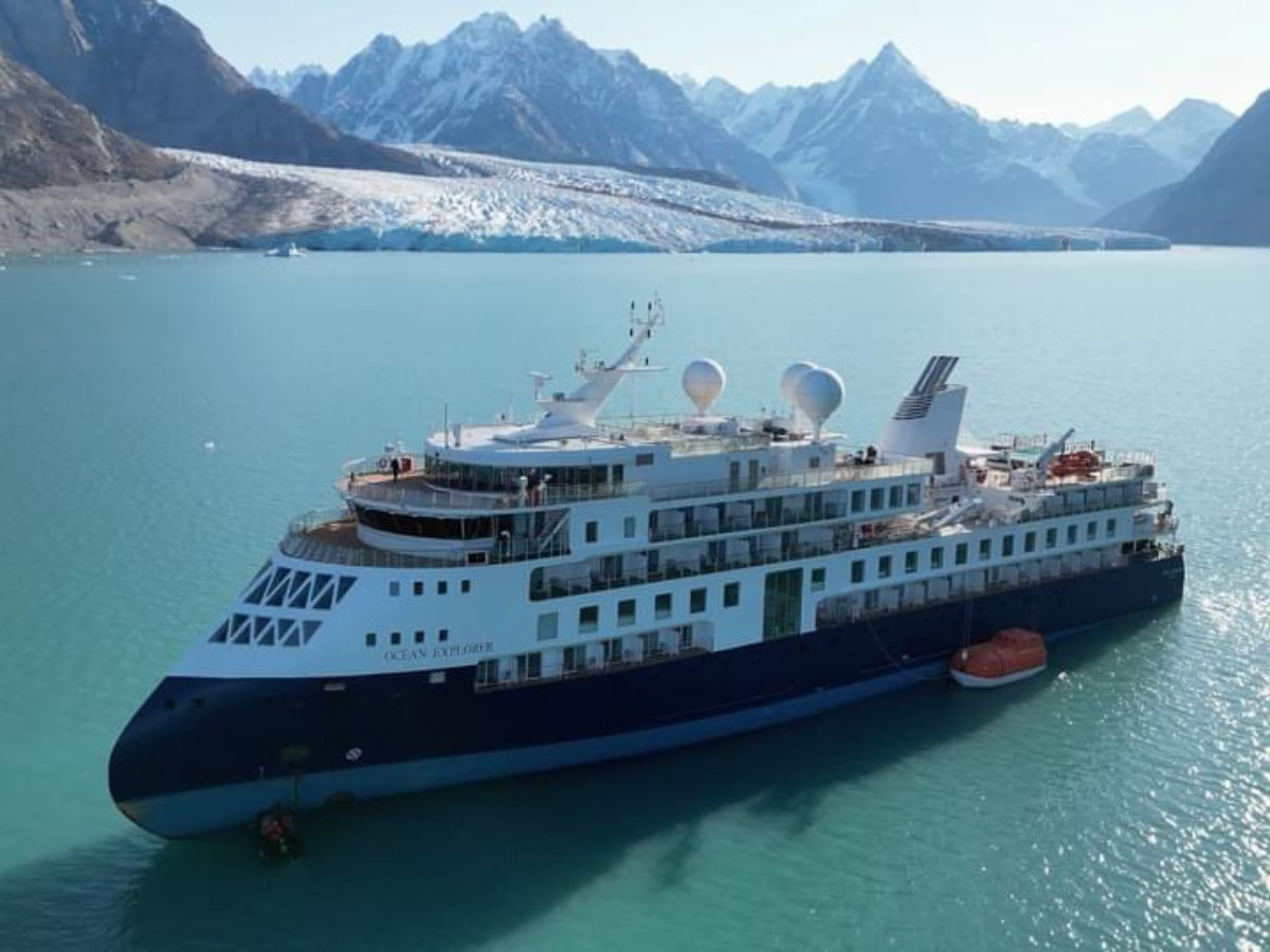cruise liner stuck in greenland
