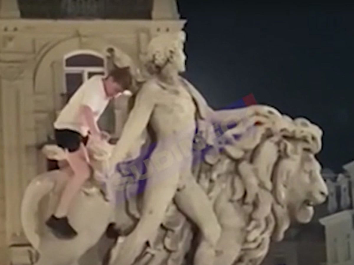 tourist brussels statue break