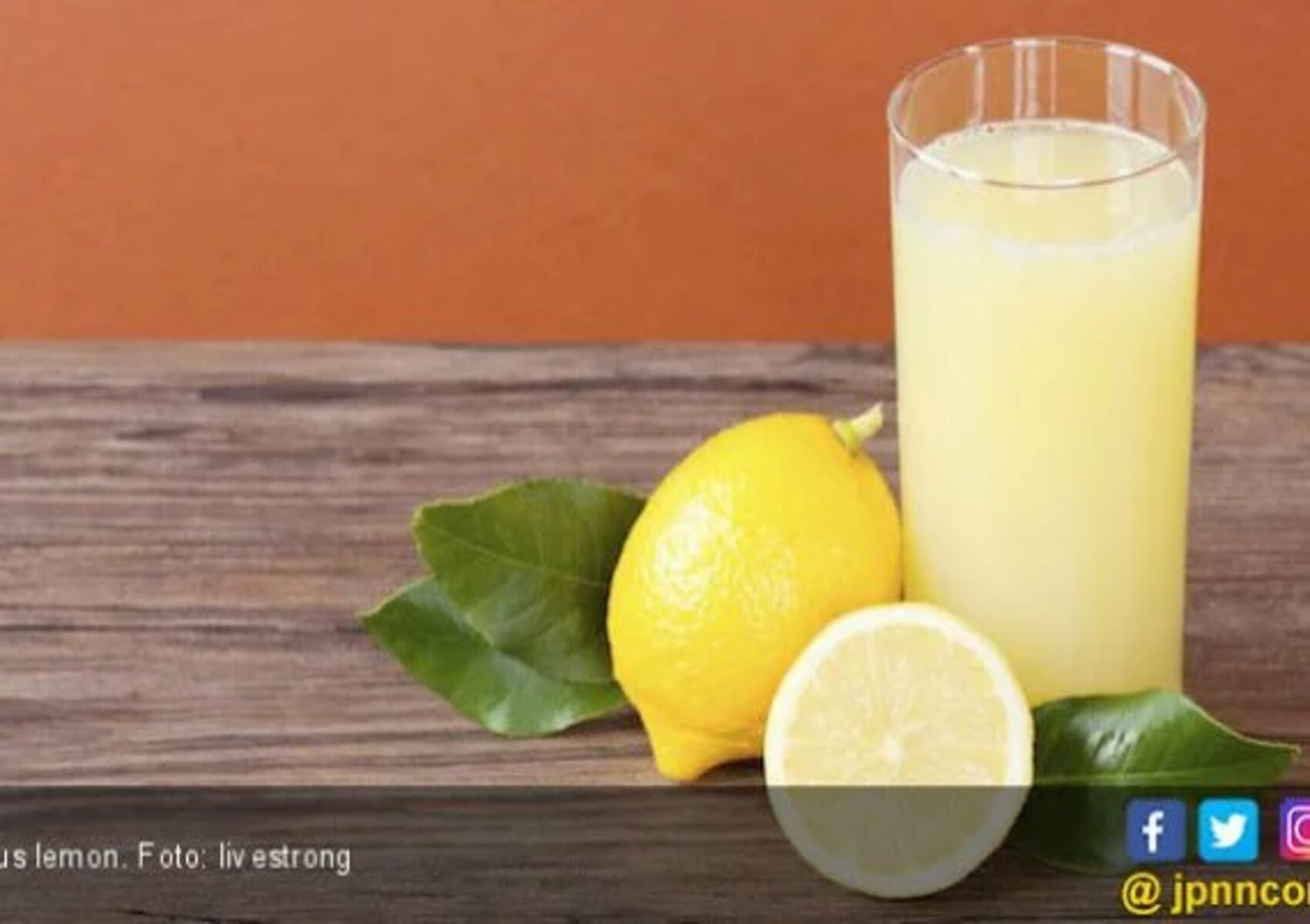 Можно пить сок лимона. Лимонный Фреш. Сок лимона. Свежевыжатый лимонный сок. Лимон и лимонный сок.