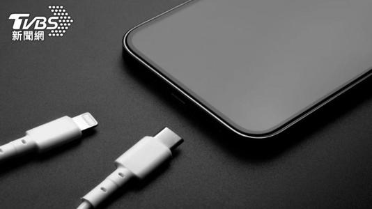 蘋果官網表示安卓的充電數據線也可以替iPhone 15充電。（示意圖／shutterstock達志影像）