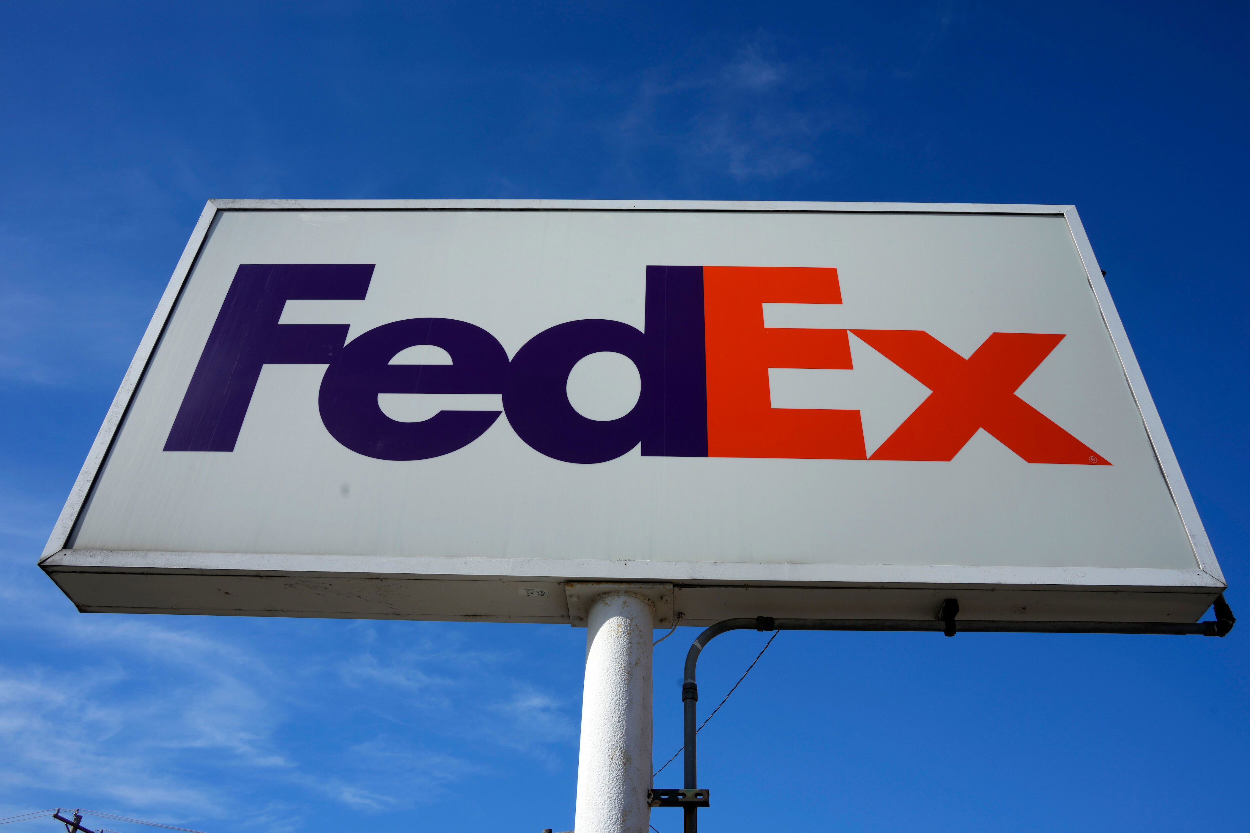 FedEx to lay off workers