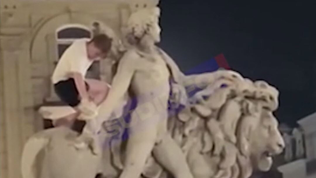 irish tourist damages statue