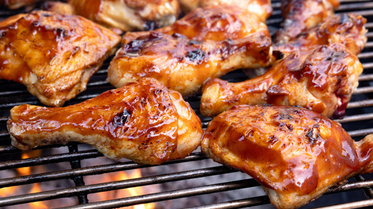 The Easy Way To Prevent Chicken Drumsticks From Burning On The Grill