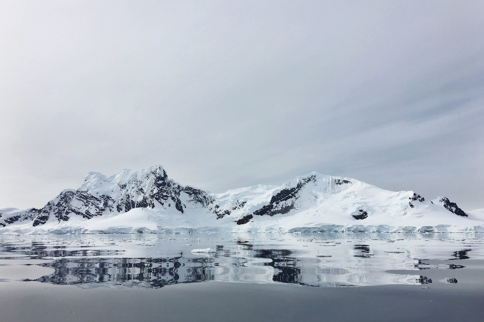 <p>A área que foi tomada para realizar o estudo tem gelo suficiente para elevar o nível do mar em cerca de 4,3 metros em todo o mundo, segundo a revista Nature Geoscience.</p> <p>Foto: Unsplash - Cassie Matias</p>