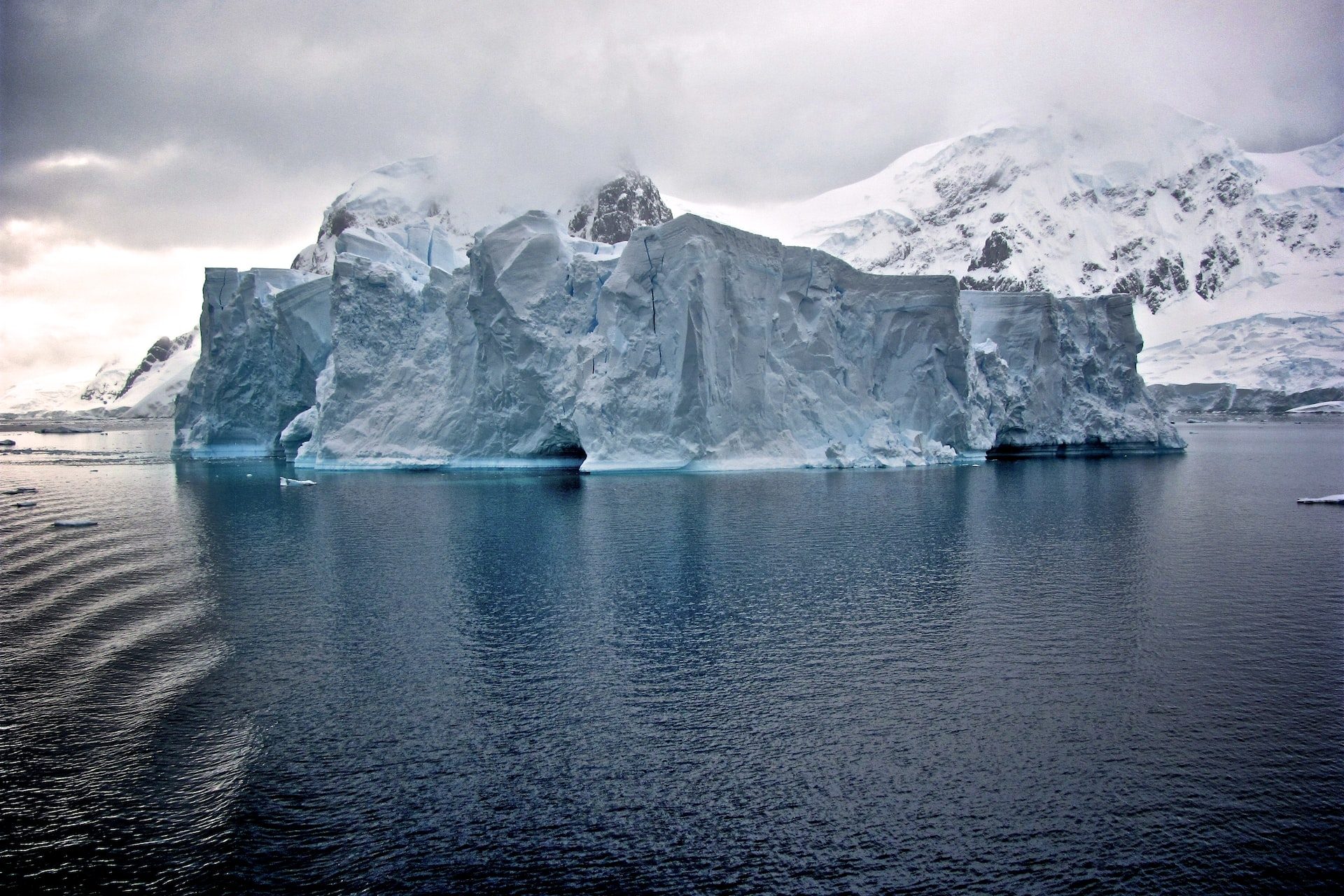 <p>Esta área possui gelo desde a Antártida O r i e n t a l e Ocidental até o Mar de Weddell, segundo a revista Nature Geoscience em sua reportagem.</p> <p>Foto: Unsplash - Hay Ruzesky</p>
