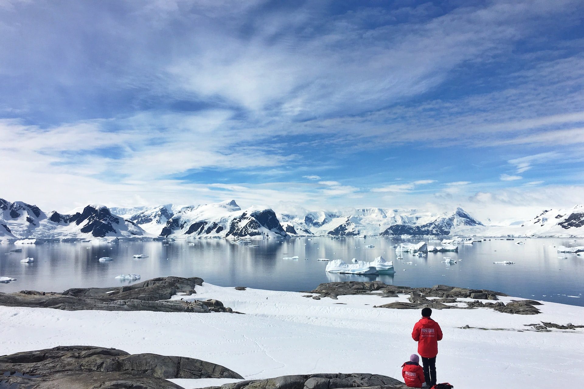 <p>Para realizar a exploração, foram realizados vários levantamentos de radar aéreo que permitiram espreitar através do gelo.</p> <p>Foto: Unsplash - Cassie Matias</p>