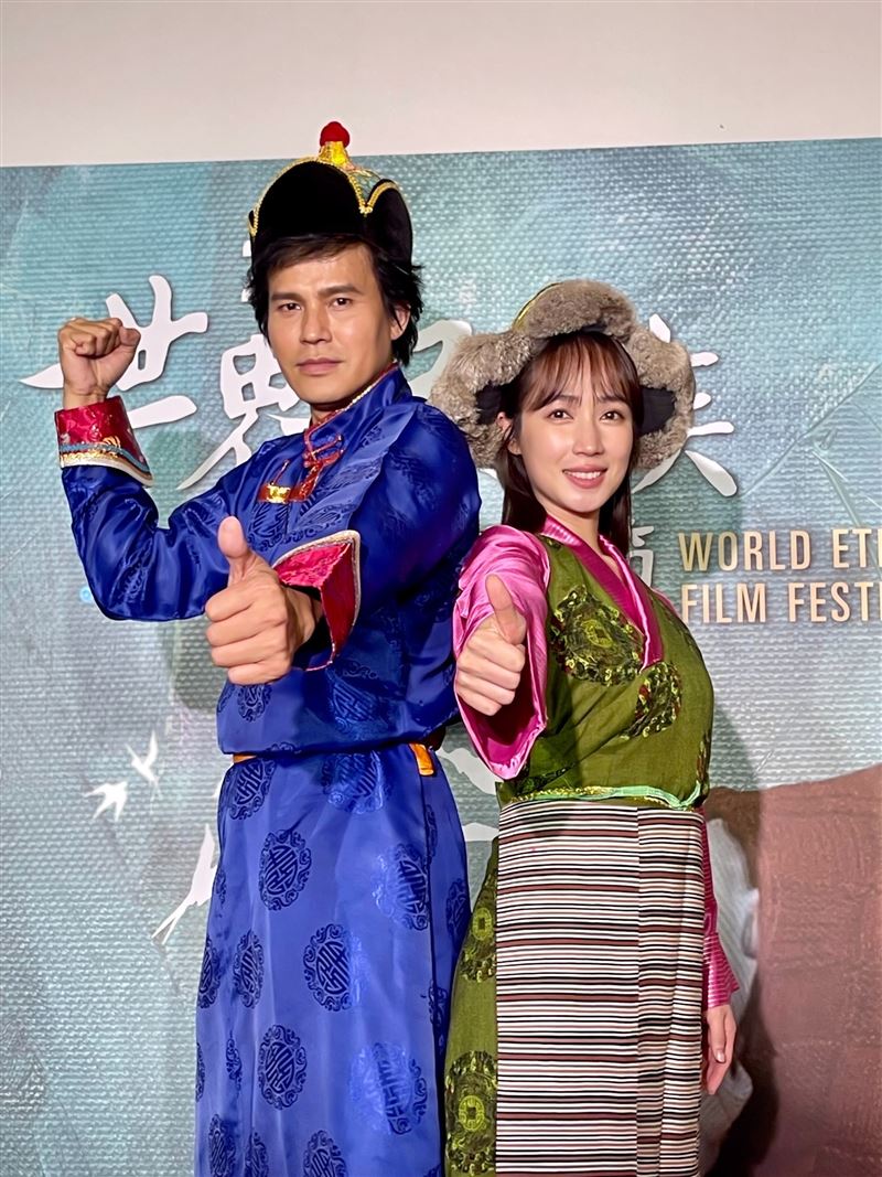 「2023世界民族電影節」宣傳大使大慶（左）與小薰，身穿蒙藏服飾亮麗登場。（圖／海鵬提供）