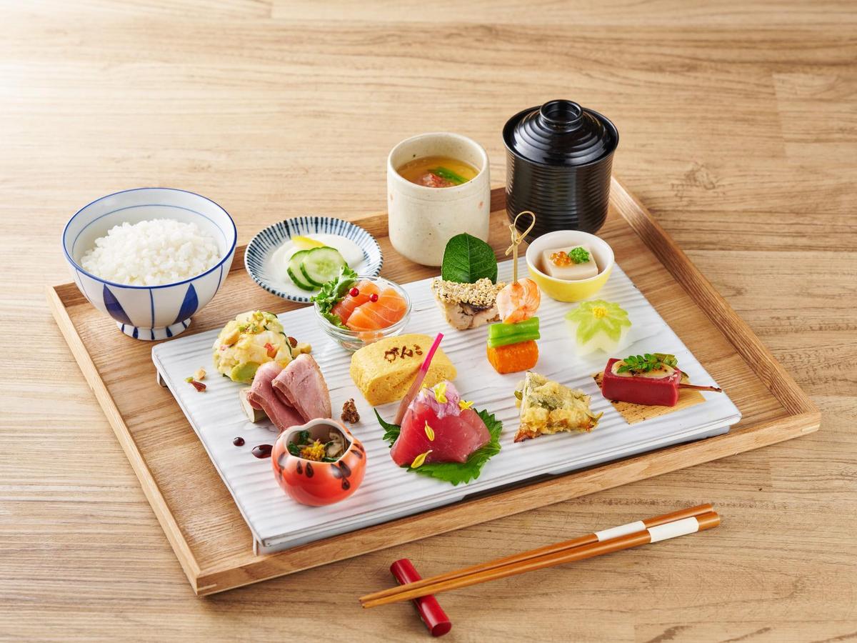 「旬菜旬魚十二菜膳」內容豐富，包含刺身沙拉、壽司到田樂燒都吃得到。（700元／套，頑味國際餐飲提供）