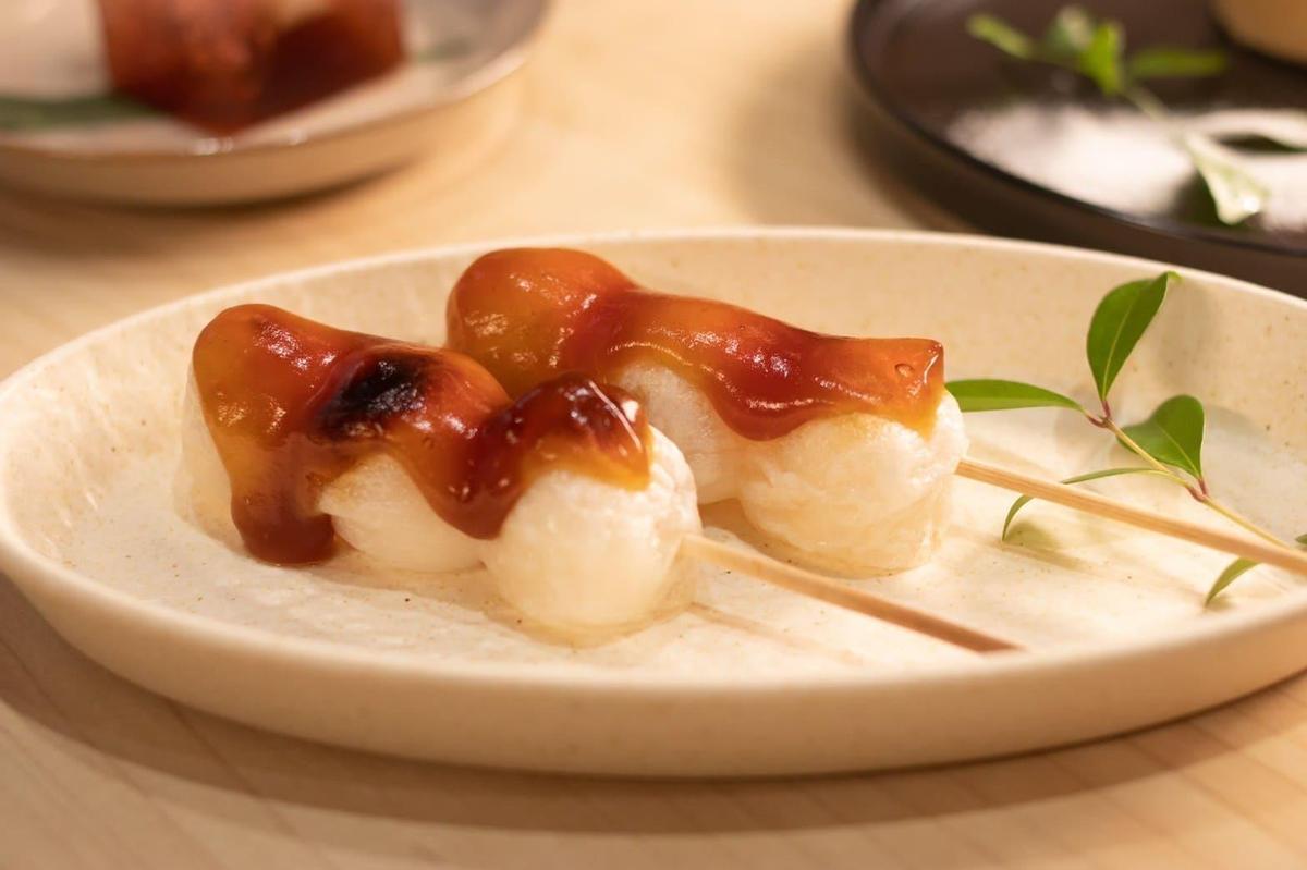 純手工自製的「日式醬油糰子」，帶著微微焦香，搭配甜鹹適中的特調醬油。（120元／份，頑味國際餐飲提供）