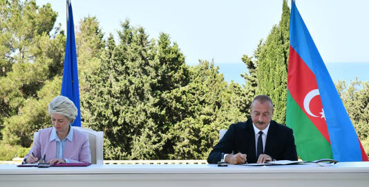 Ursula von der Leyen e Ilham Aliyev assinam acordo para aumento das importações de gás azeri por parte da União Europeia, Baku, 18 de julho de 2022 (Getty Images)