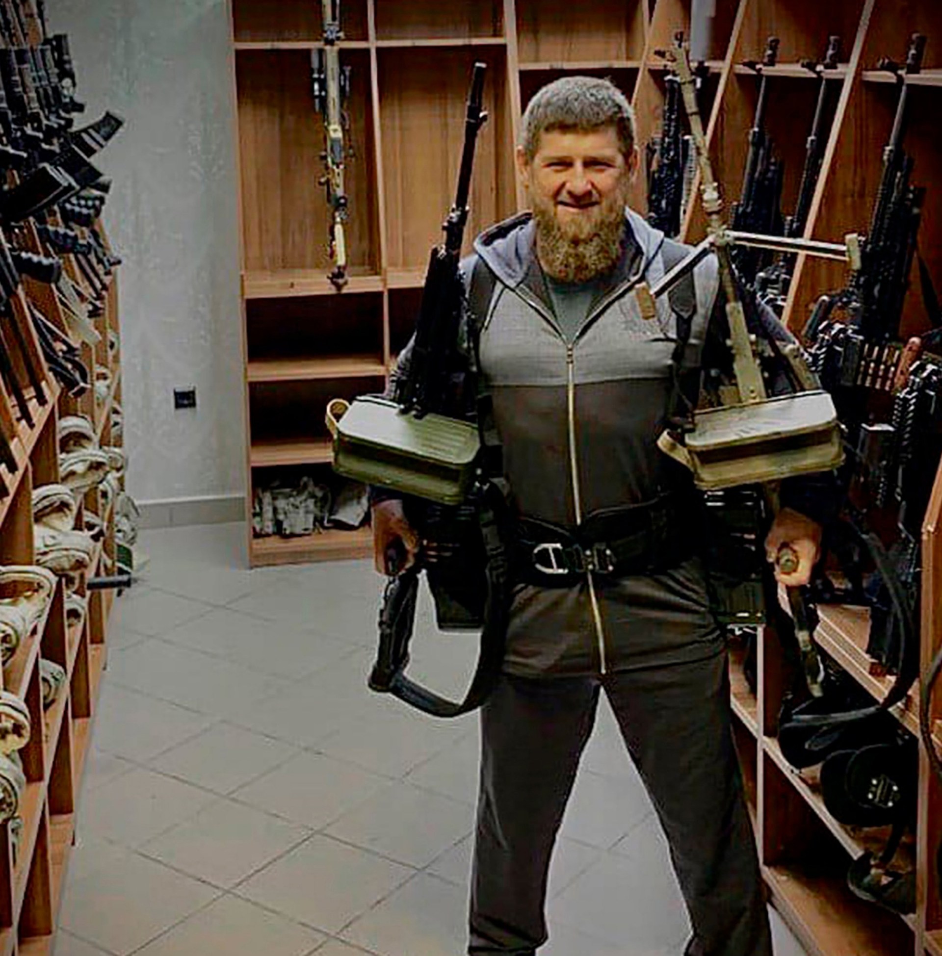 Мужчина отнял автомат у террориста. Рамзан Ахматович Кадыров с оружием. Рамзан Кадыров с пулеметом. Кадыров 95. Кадыров Рамзан 1999.