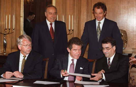 A assinatura do "Contrato do Século" na residência oficial do primeiro-ministro britânico, em Londres. Em cima, à esquerda, Heydar Aliyev, anterior presidente do Azerbaijão, e à direita Tony Blair, ex-primeiro-ministro do Reino Unido. Em baixo, à esquerda, Johan Nic Vold, da petrolífera estatal norueguesa Statoil (atual Equinor), John Browne, da BP, ao centro, e Natik Aliyev, da SOCAR, à direita (Getty Images)