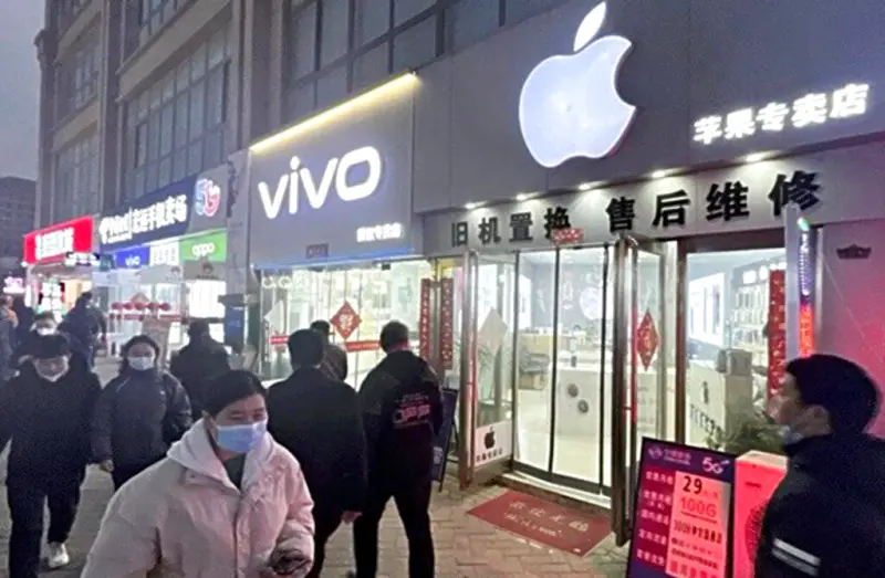 ▲儘管在中國官方層層限制之下，蘋果推出最新的iPhone15系列後，仍在中國民間掀起熱潮。（圖／美聯社／達志影像）