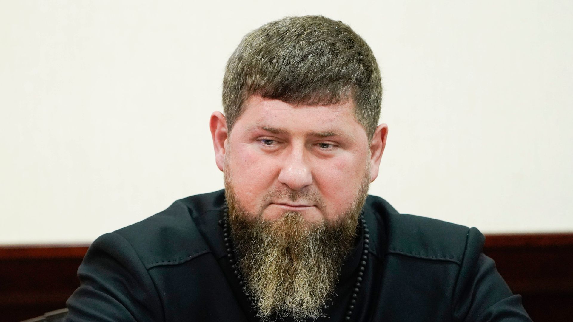 tschetschenien: ukrainer nikita schurawel nach prügel von diktatoren-sohn kadyrow wegen koranverbrennung verurteilt