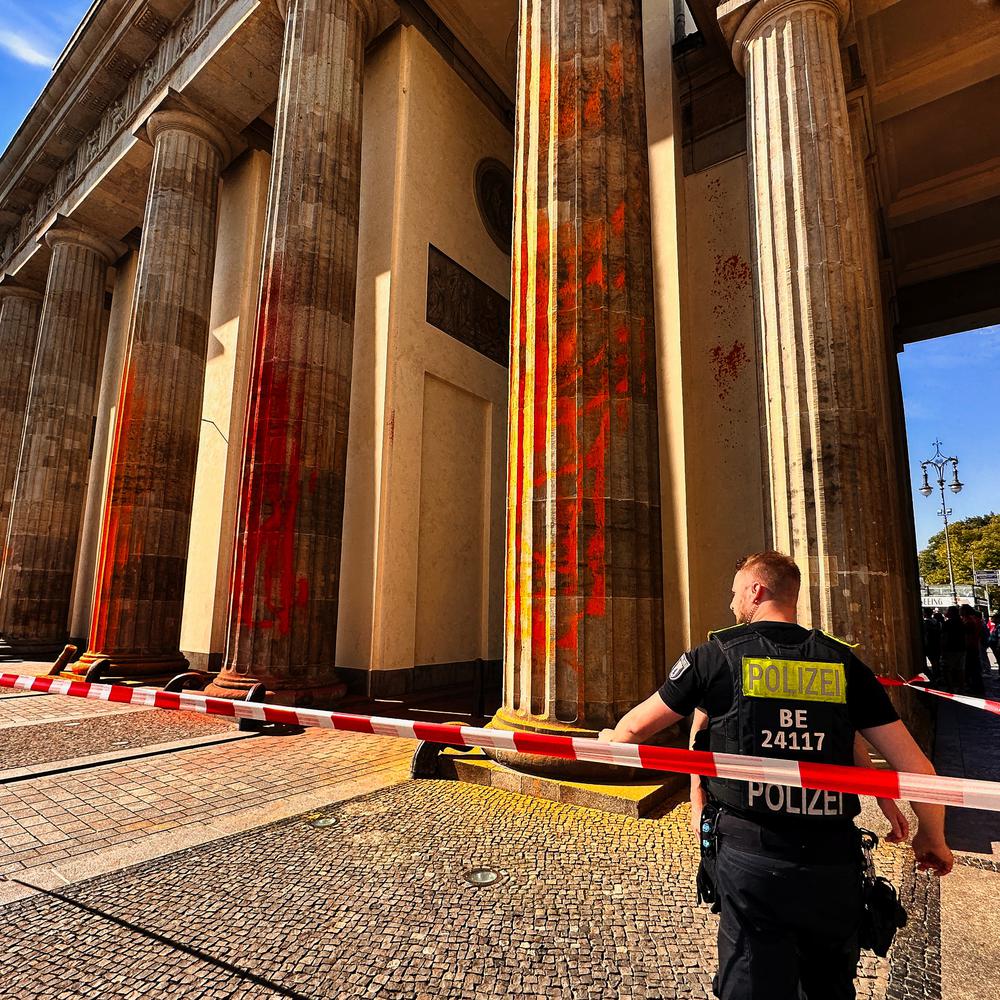 Nach Farbattacke Auf Brandenburger Tor: Klimaaktivisten Der Letzten ...