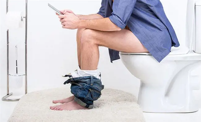 專家警告，上廁所滑手機恐會造成痔瘡、肛裂等問題。（示意圖／翻攝自PIXABAY）