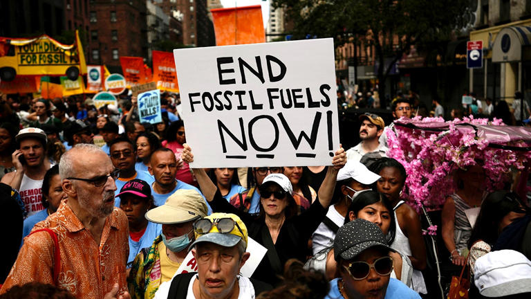 End Fossil Fuels – Activists march in New York to #EndFossilFuels in response to the climate emergency