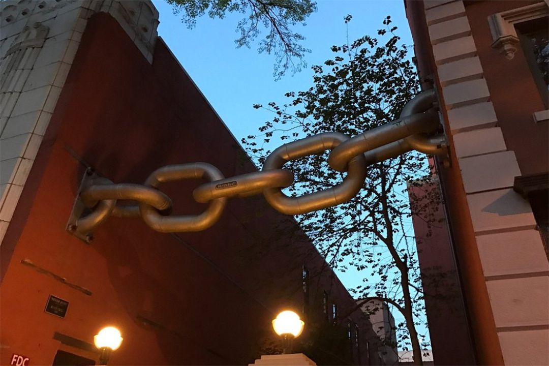 <p>A unique piece of public art in the Palmetto State, the Never Bust Chain in the state capital, Columbia, is a massive link of chain over an alley connecting two historic brick buildings. Get creative with angles to score an excellent selfie.</p>