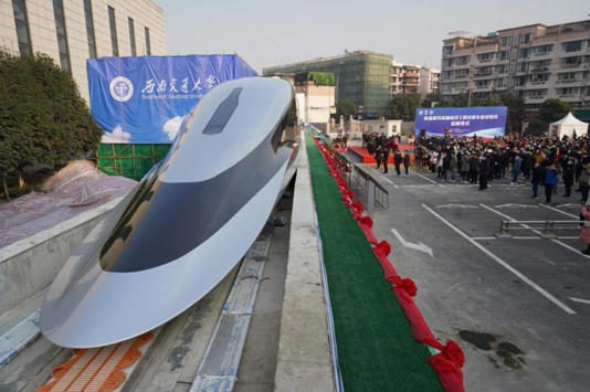 Des personnes visitent un prototype de train à sustentation magnétique développé avec la technologie Maglev à Chengdu, au sud-ouest de la Chine, le 13 janvier 2021. Photo d’illustration.