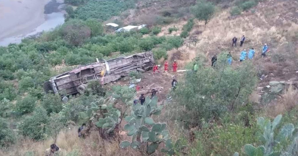 περού: τουλάχιστον 25 νεκροί εξαιτίας της πτώσης λεωφορείου σε χαράδρα