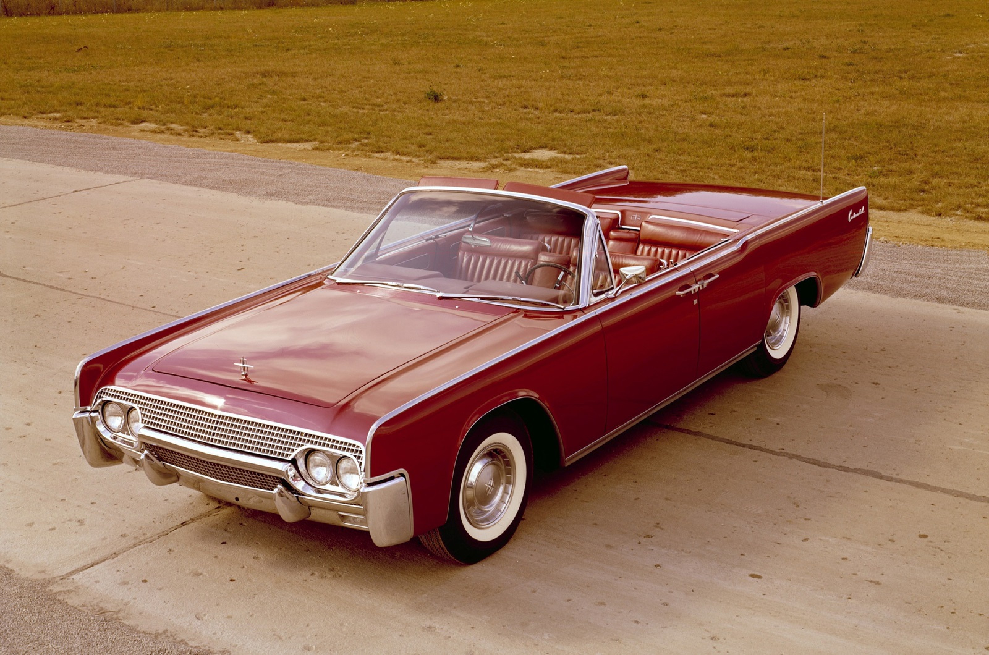 Lincoln's. Lincoln Continental 1961. Linkoln Continental 1961. Машина Линкольн Континенталь. Lincoln Continental Convertible 1961.