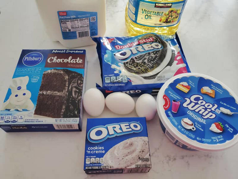 Easy Oreo Poke Cake Recipe