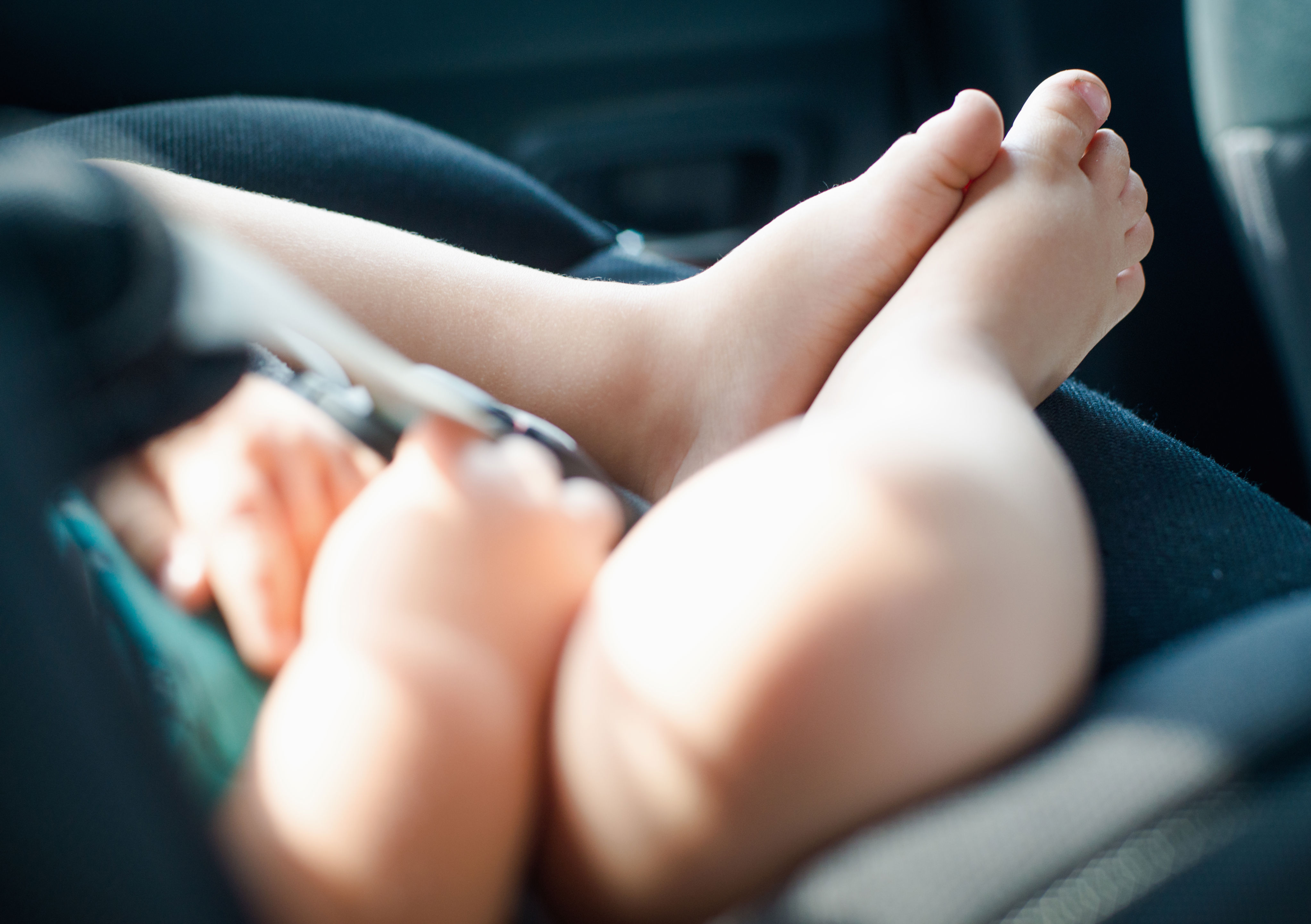 Машина на первого ребенка. Машина для детей. Для малышей. Машины. Младенец в машине. Ножки малыша в машине.