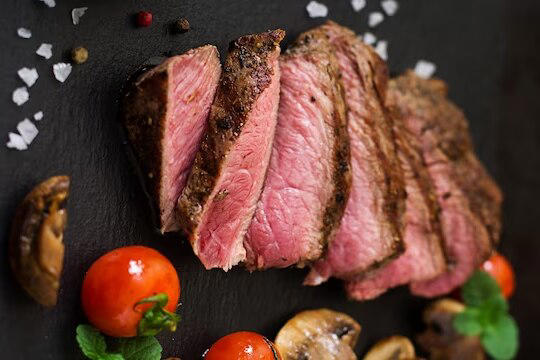 La carne es una gran fuente de vitamina B12. Fuente: Freepik