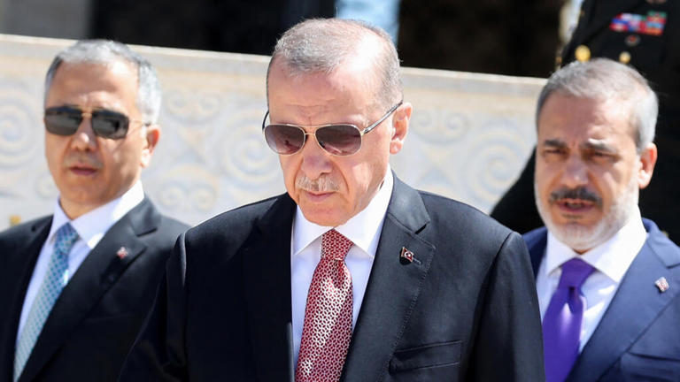 Ne cherchez pas querelle à la Turquie” menace Erdogan ciblant Macron AA1gbzsf