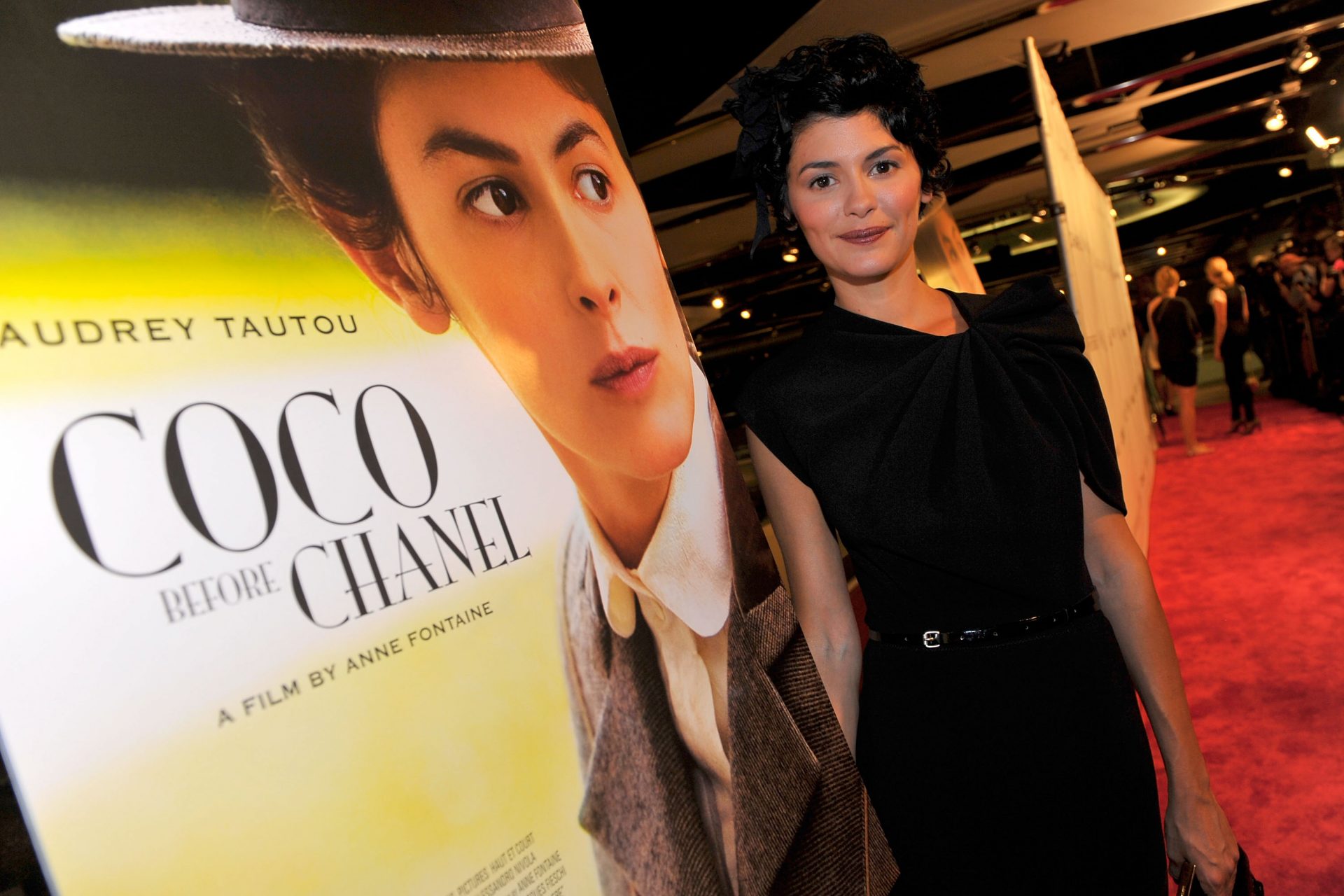 <p>La storia di Coco Chanel, prima di diventare Coco: questo film francese del 2009, nel ripercorrere la difficile e controversa vita della stilista francese, interpretata da Audrey Tatou, ci aiuta a comprendere anche l'entità e il valore dell'eredità che ci ha lasciato.</p> <p><strong><a href="https://www.msn.com/it-it/notizie/mondo/i-segreti-di-coco-chanel/ss-AA1fHB21">VEDI ANCHE: I segreti di Coco Chanel</a></strong></p>