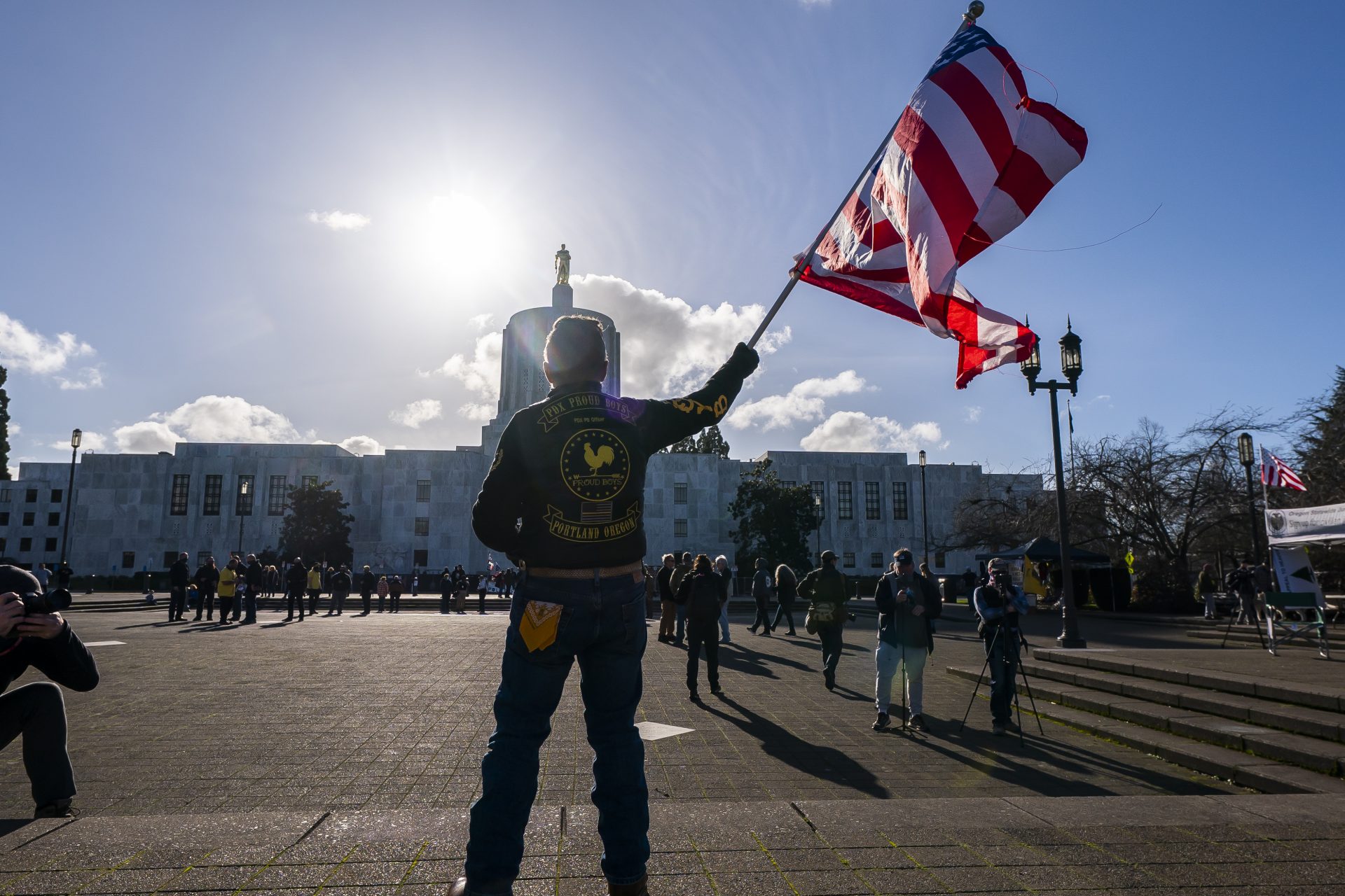 Der Anführer der Proud Boys weint, als er wegen Capitol Riot zu 17