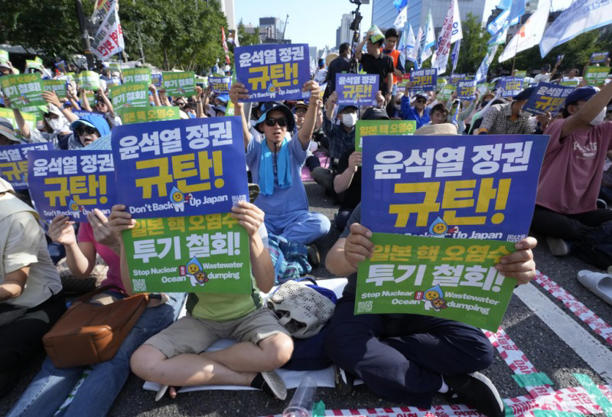 2023年9月2日，首爾民眾在街頭抗議，要求日本停止排放福島核電廠的核處理水，並譴責韓國政府的政策。（美聯社）