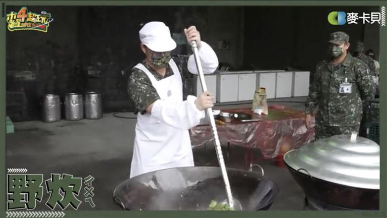邰智開箱國軍教召野炊營，大讚：「實在太美味了，我吃了兩個鐵盒便當。」（圖／翻攝自木曜4超玩YouTube）