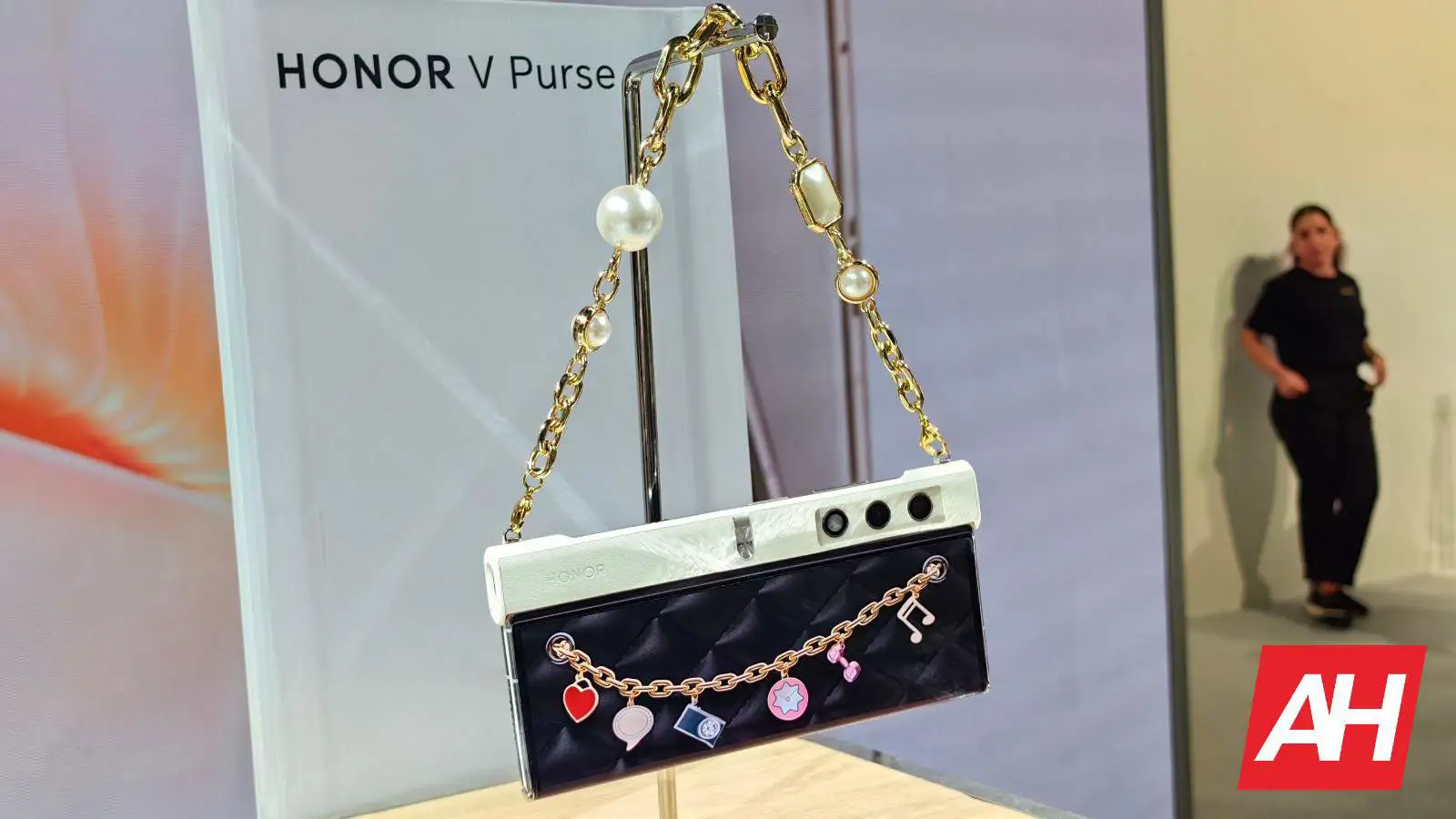 Honor V Purse Folding Phone Is an Accident Waiting To Happen - Tech Advisor